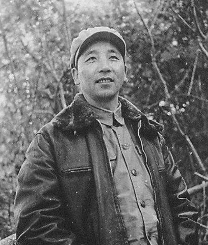 1956年，秦基伟副司令员在调研部队时，因为晚上睡不着，就在院里溜达，就在这时，