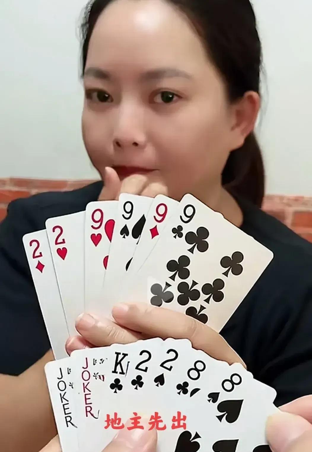 这个婆娘说我要是能赢她，她就做我女朋友，她脸上含着笑，显得相当自信。我想了很久