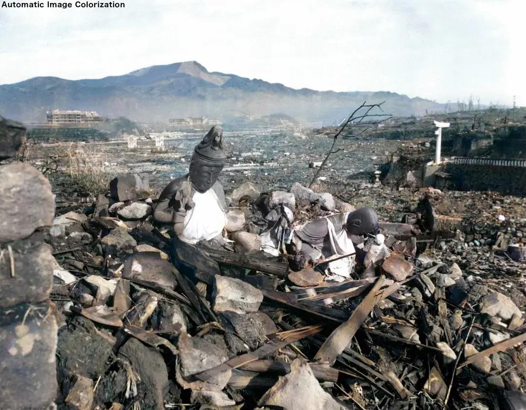 1945年9月23日，原子弹爆炸六周后的日本长崎，废墟中的佛像。