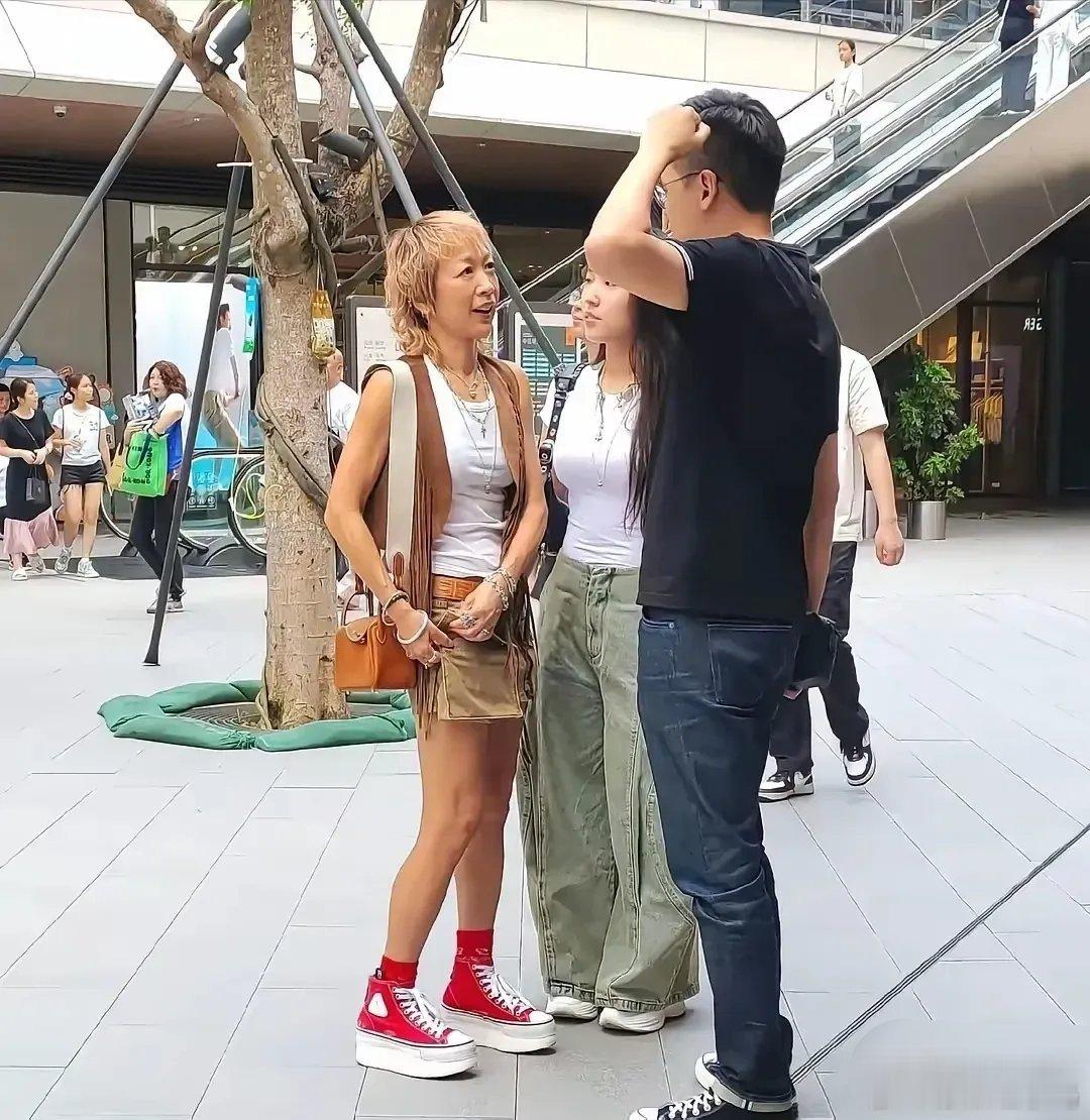 看到歌手任贤齐的太太和女儿，原来小齐哥的女儿都长这么大了，身现娱乐圈果然不显老啊
