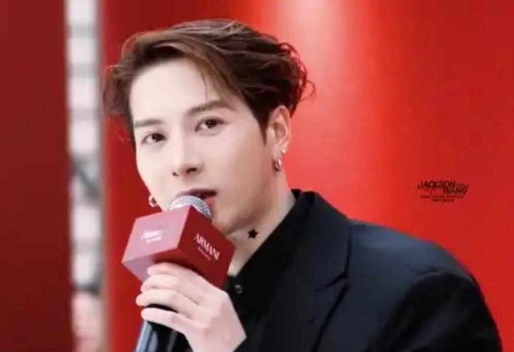 王嘉尔太刚了！2月19日，阿玛尼发文祝福中国新年快乐，用的却是“Lunar