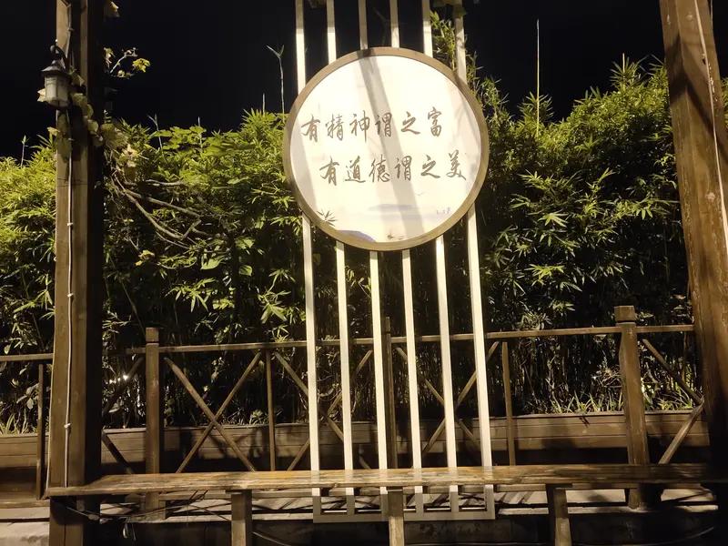 我超赞同“德育是育人之本”。现在很多教育太看重成绩，像孩子三岁背唐诗、五岁学编程