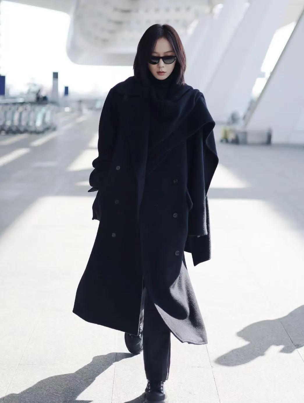 王珞丹机场私服太戳人，全黑穿搭演绎高级感王珞丹最新机场造型释出，一身全黑搭