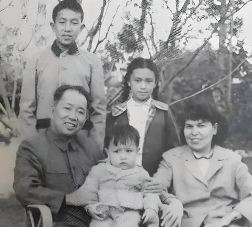 1965年，刘亚楼病逝前，叫来了小他18岁的中俄混血妻子翟云英，对她说：“我这辈