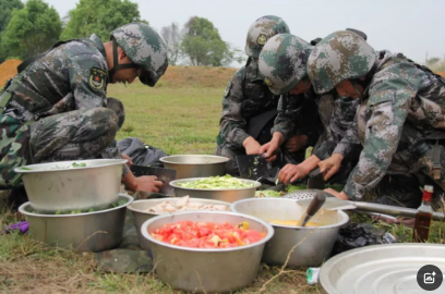 军队为何选择培养炊事兵而非直接招聘厨师？这一决定看似简单，实则蕴含深刻的战略意义