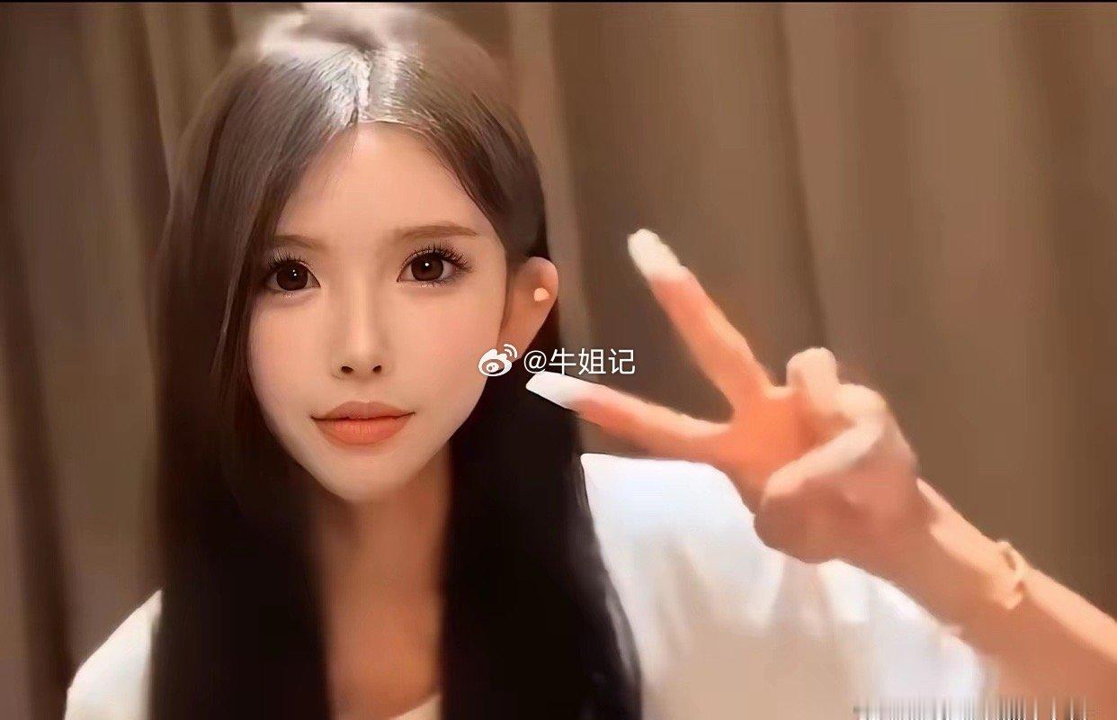 太惨了！你敢信吗？这两张照片居然是同一个人！她是一个福建26岁的女网红，在跟男友