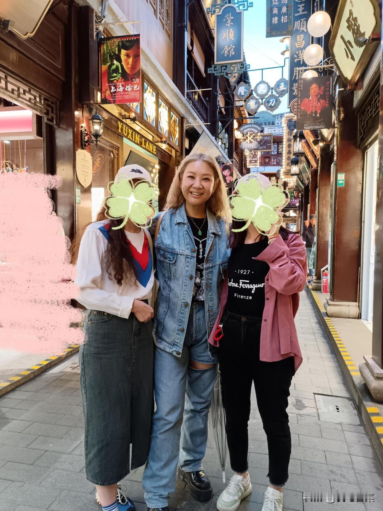 郑欣宜也老了？有网友在上海豫园逛街时遇到肥姐女儿，郑欣宜穿着牛仔套装，一头金发披
