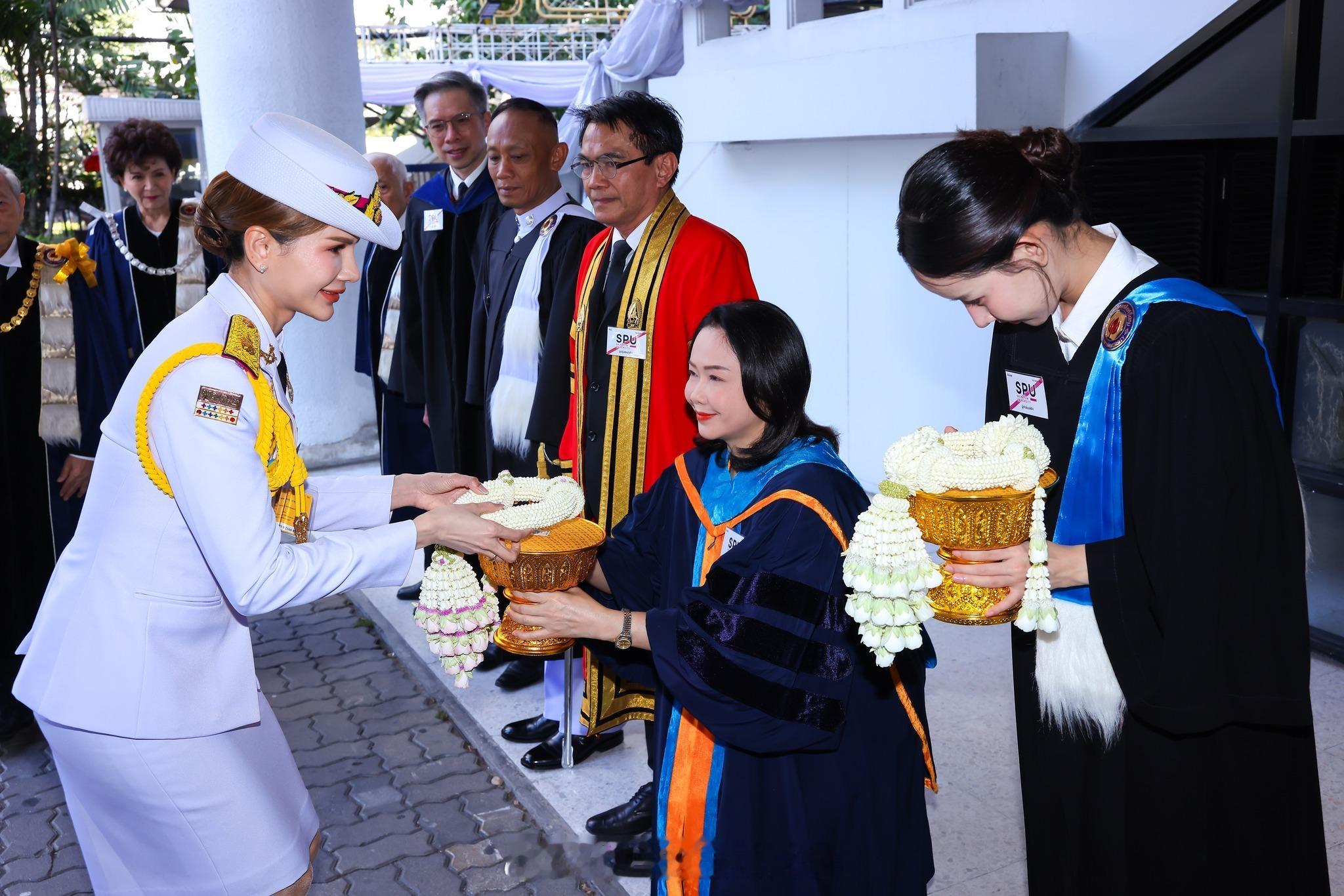 王室王室泰国王室巴帕颂2025年12月21日，巴帕颂小主继续发学位证。感觉暹罗