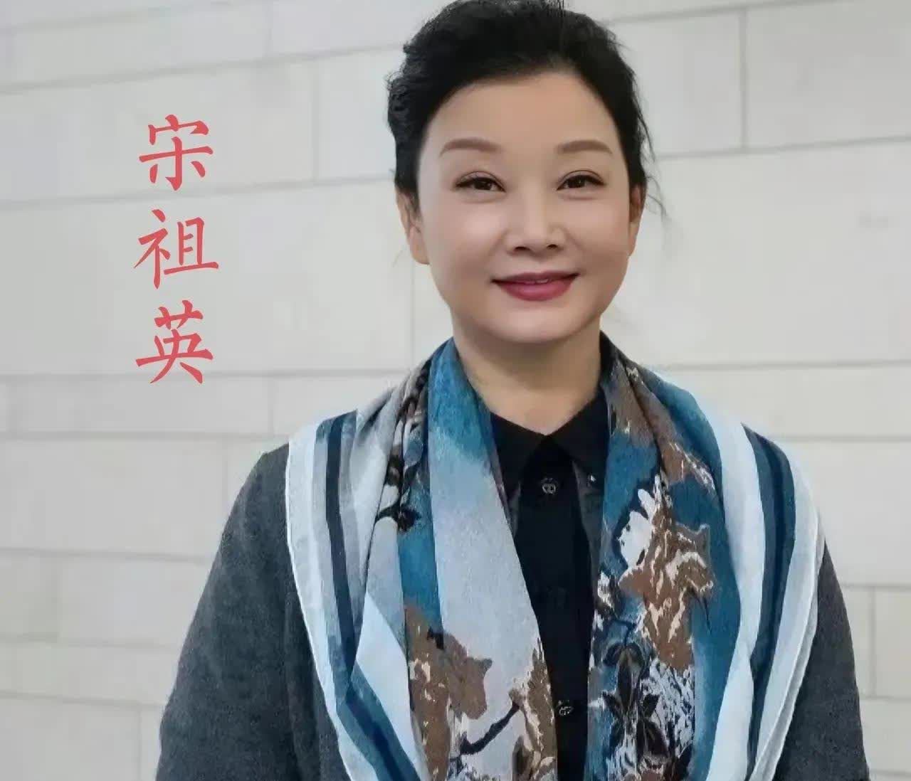 辣妹子老了许多，脸上也有皱纹了，一首辣妹子唱遍了大江南北，她的歌声嘹亮甜蜜，嗓音