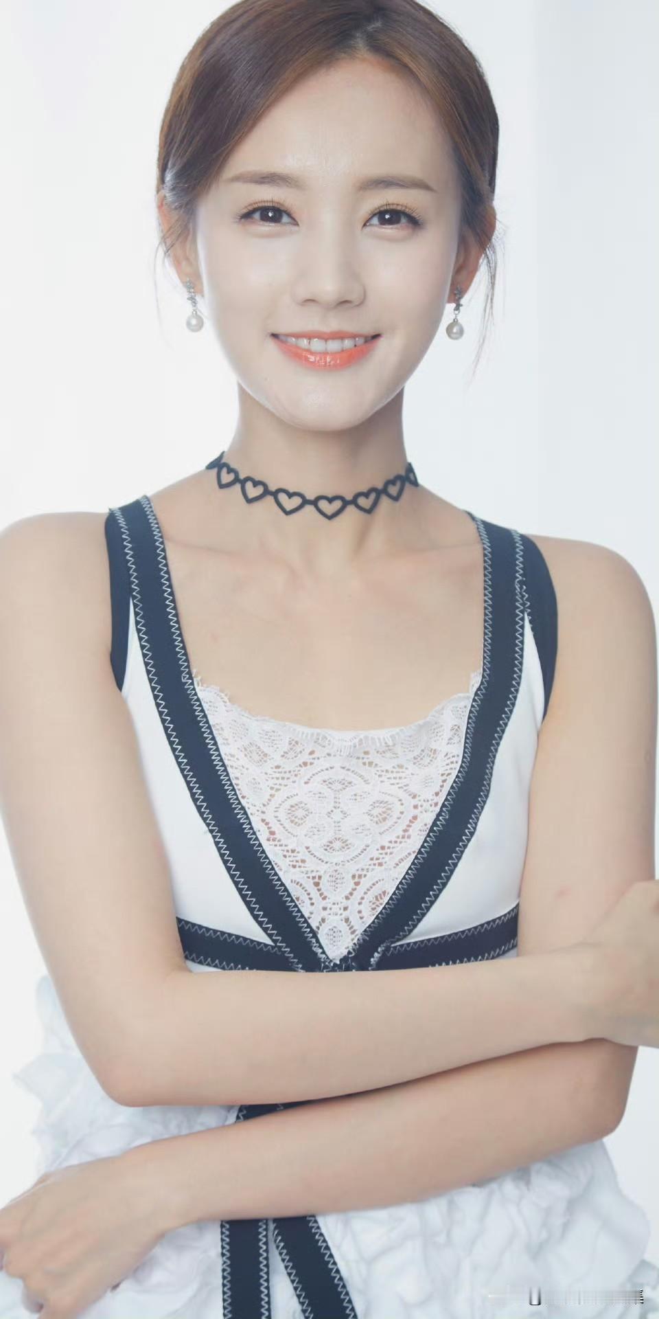 你认为什么样的女性最有魅力?李一桐：夏可可定妆照，白色短裙笑眼弯弯好甜好美​​