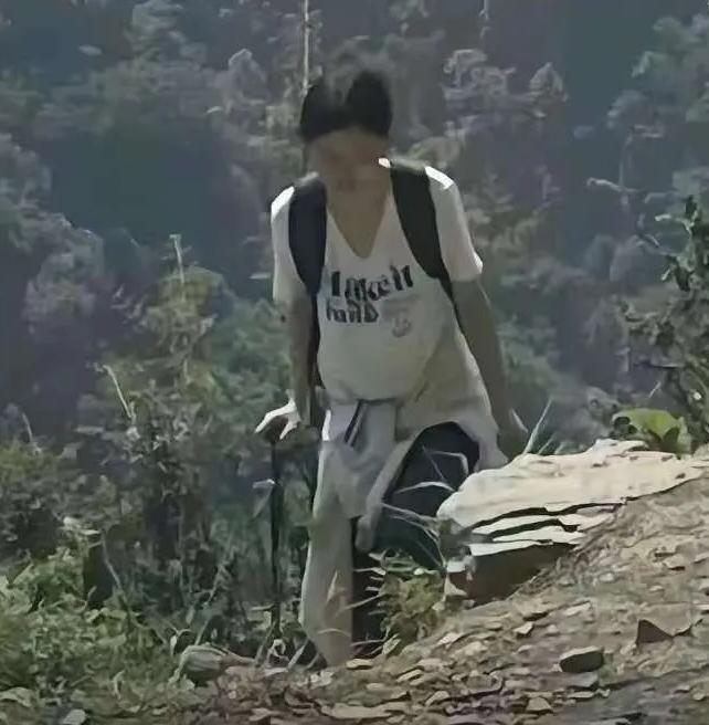 河南失联姑娘的轨迹查明白了。她没爬到山顶，就在半山腰碎石沟里来回打转，越走越晕