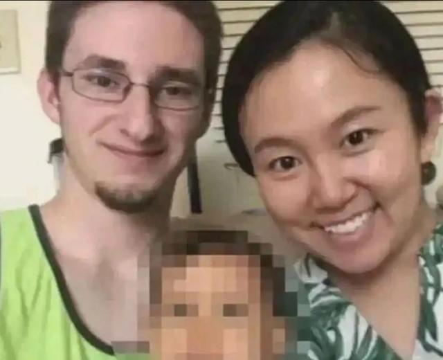 “你应该滚回中国去！”“别用亚洲人的脏习惯喂我的孩子！”2019年这是美国男人对