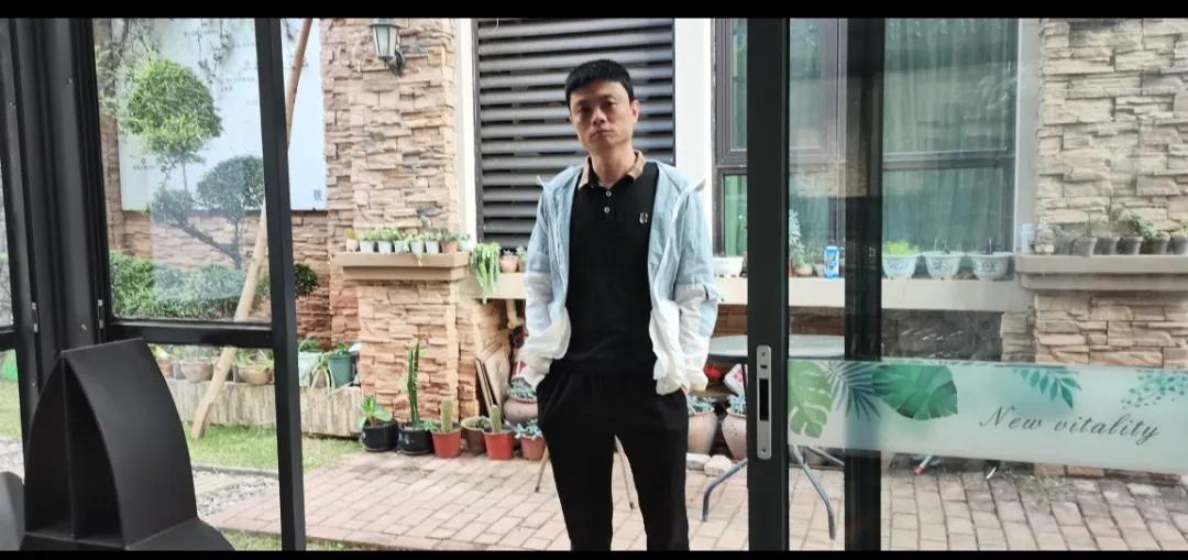 昨天晚上九点多钟，大侄子小峰在门口喊，刘娘刘娘！河北唐山口音。​他刘娘赶忙回道