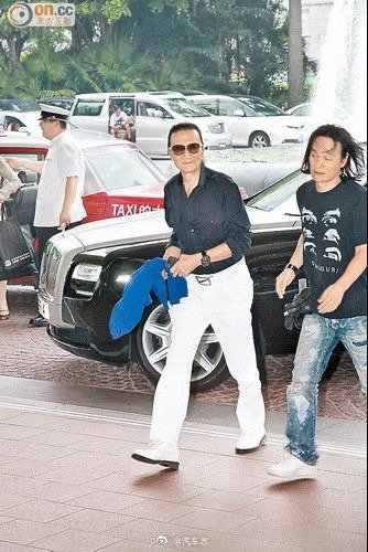 四哥座驾劳斯莱斯古思特，儿子谢霆锋送的，车牌“RR4”当年就值77万，RR是劳