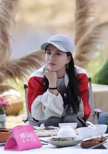 李嘉格自曝车澈请吃饭一百次自己都拒绝了，最后被对方用一顿大闸蟹骗到手。所以她要富