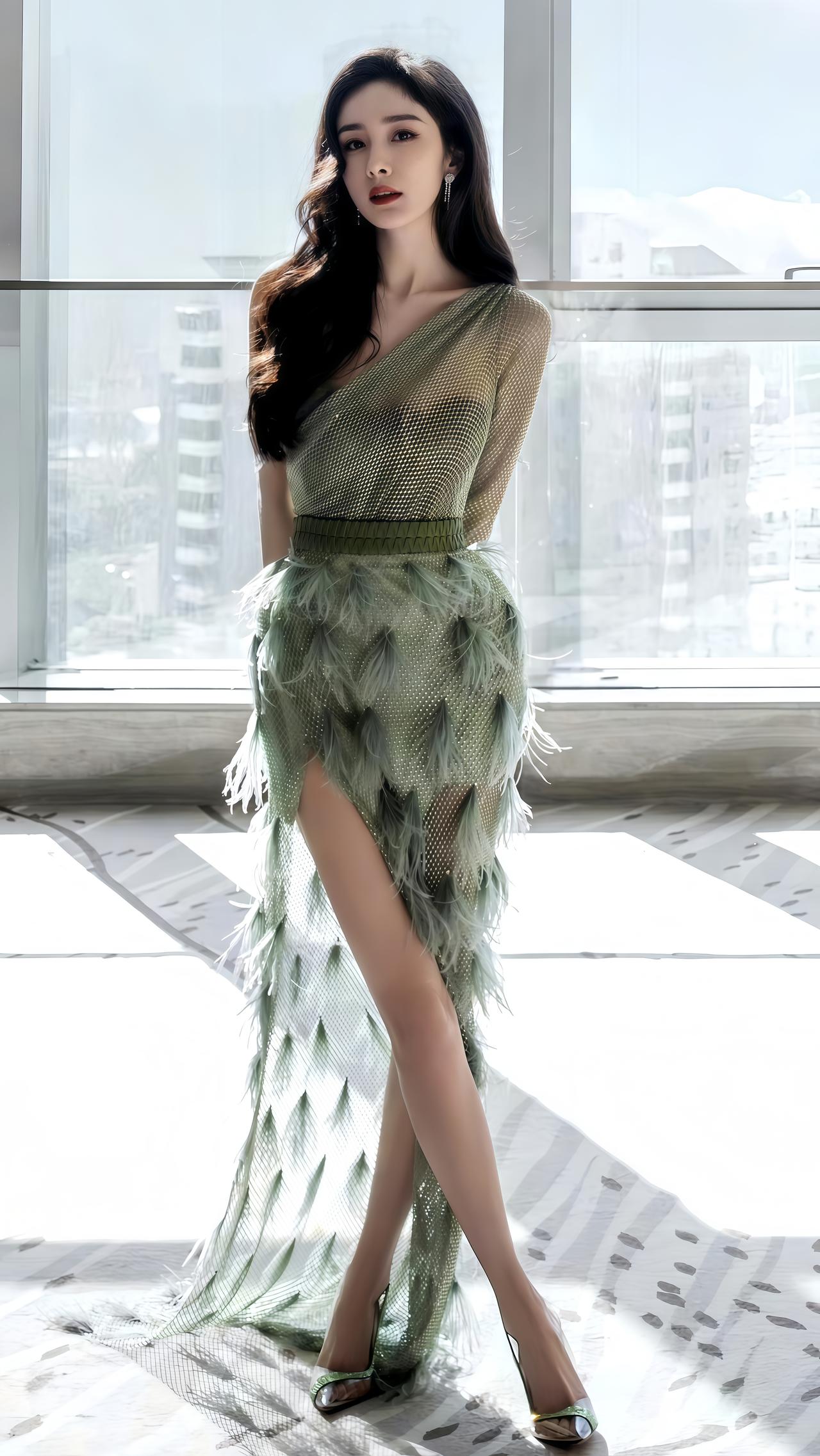 杨幂这抹“薄荷绿羽毛裙”，把清冷柔媚焊在身上了💚谁能扛住穿薄荷绿羽毛裙的杨