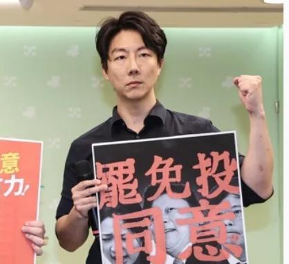 民进党全台大串连上街头喊“罢免投同意绿蛙更得意”民进党今天发起全台大串连