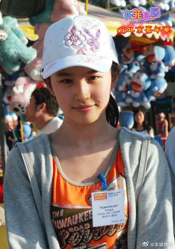 刘亦菲北电时期游乐园旧照曝光，笑容自然清透