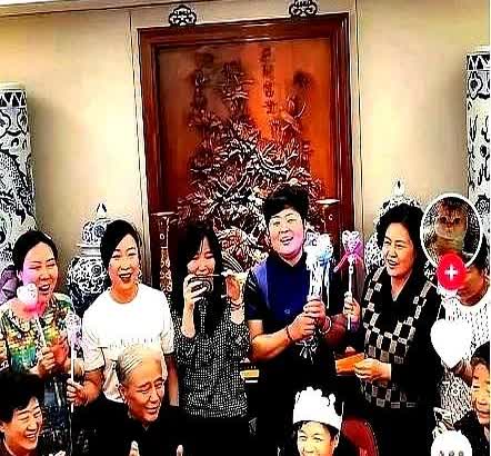 相声圈最近有个热闹事儿，少马爷马志明给夫人张秀琴办寿宴，各路大咖齐聚一堂，可眼尖