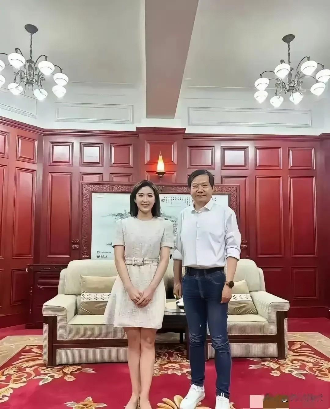 小米总裁雷军很注意礼节，很爱惜自己的羽毛。与美女合影保持适当的距离，从不借机揩油