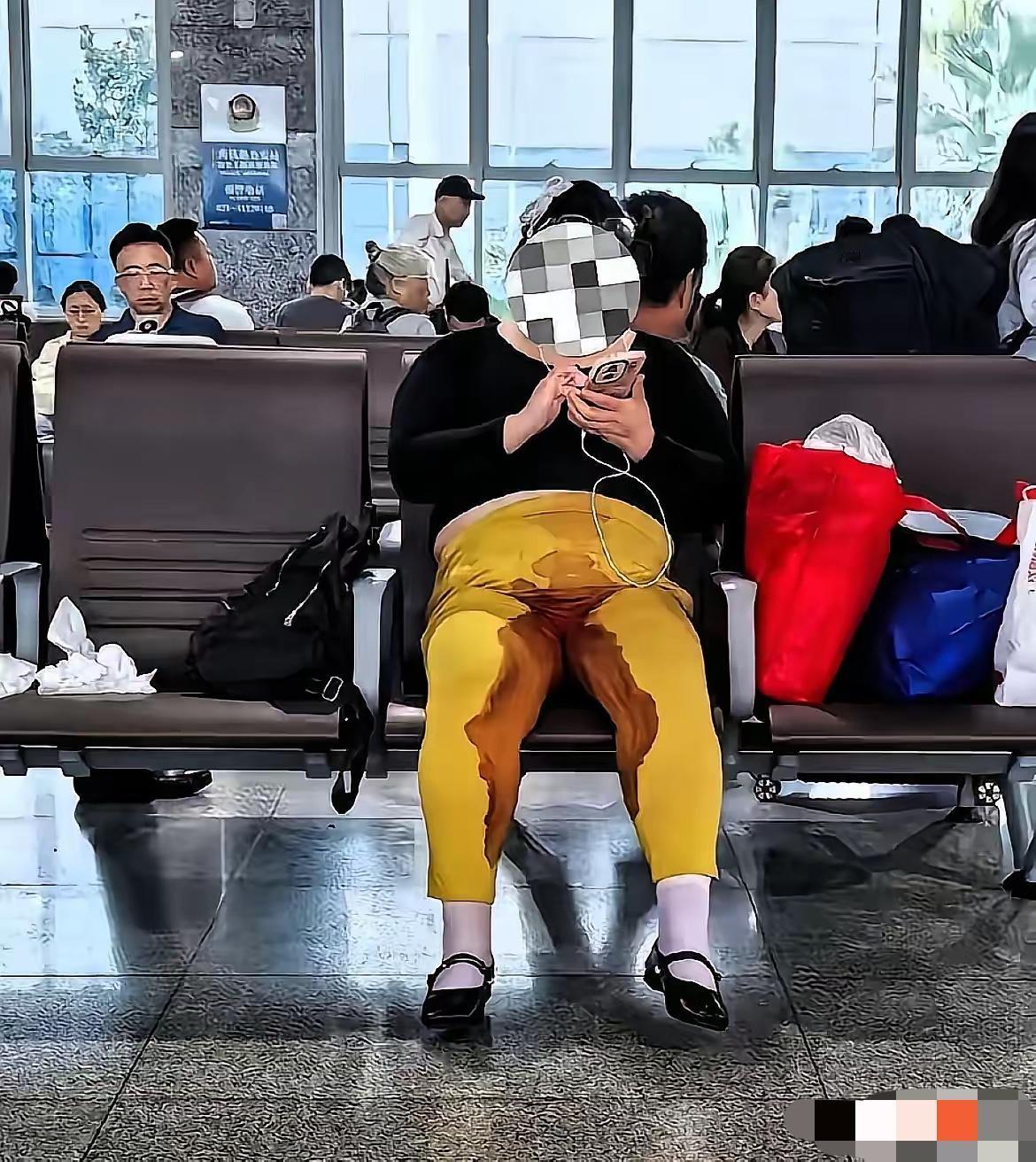 我的天啊😦今天在高铁站看到个女孩，裤子沾了一片红，她自己还浑然不觉。我