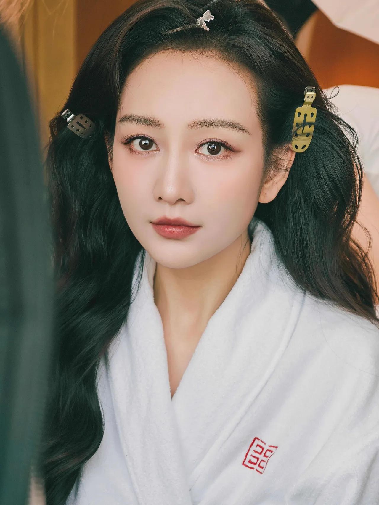 怪不得王鸥近几日都没啥动静我还以为是前几年那些事儿把资源给折腾没了。今儿