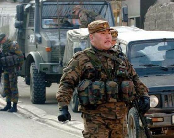 世界上最安全的两个国家，一个谁也打不过，一个谁也不敢打。世界纷纷扰扰，但有两个国