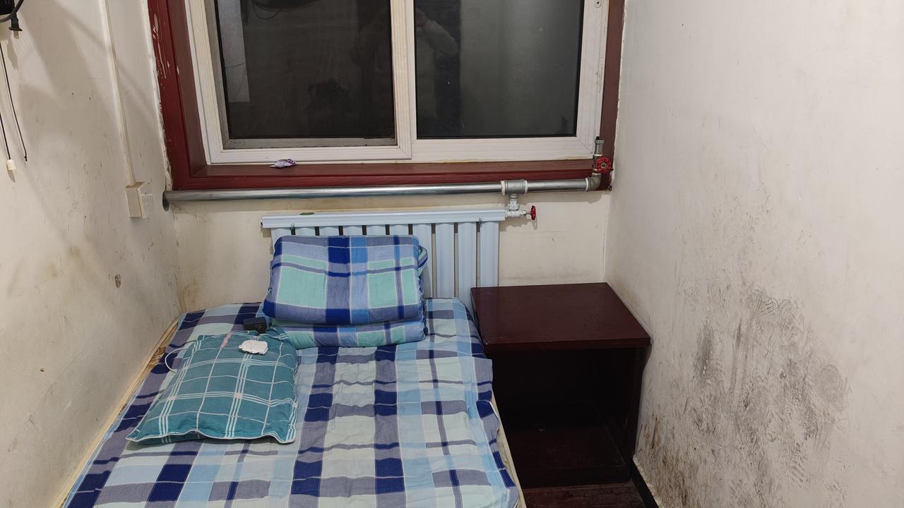 北京马驹桥三街这35元一天的日租房，真是让人一言难尽。墙壁上全是黑黑的鞋底印，那