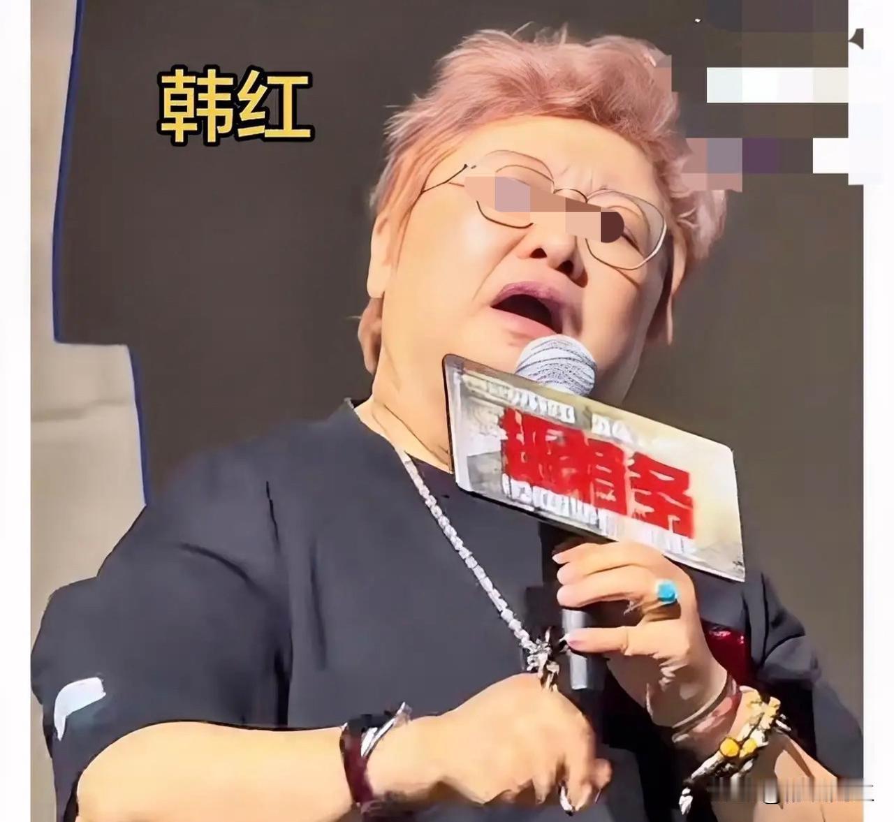 你信不信：韩红此刻恨死于东来了！采购风波热度刚没，于总就发文力挺韩红，导致韩红