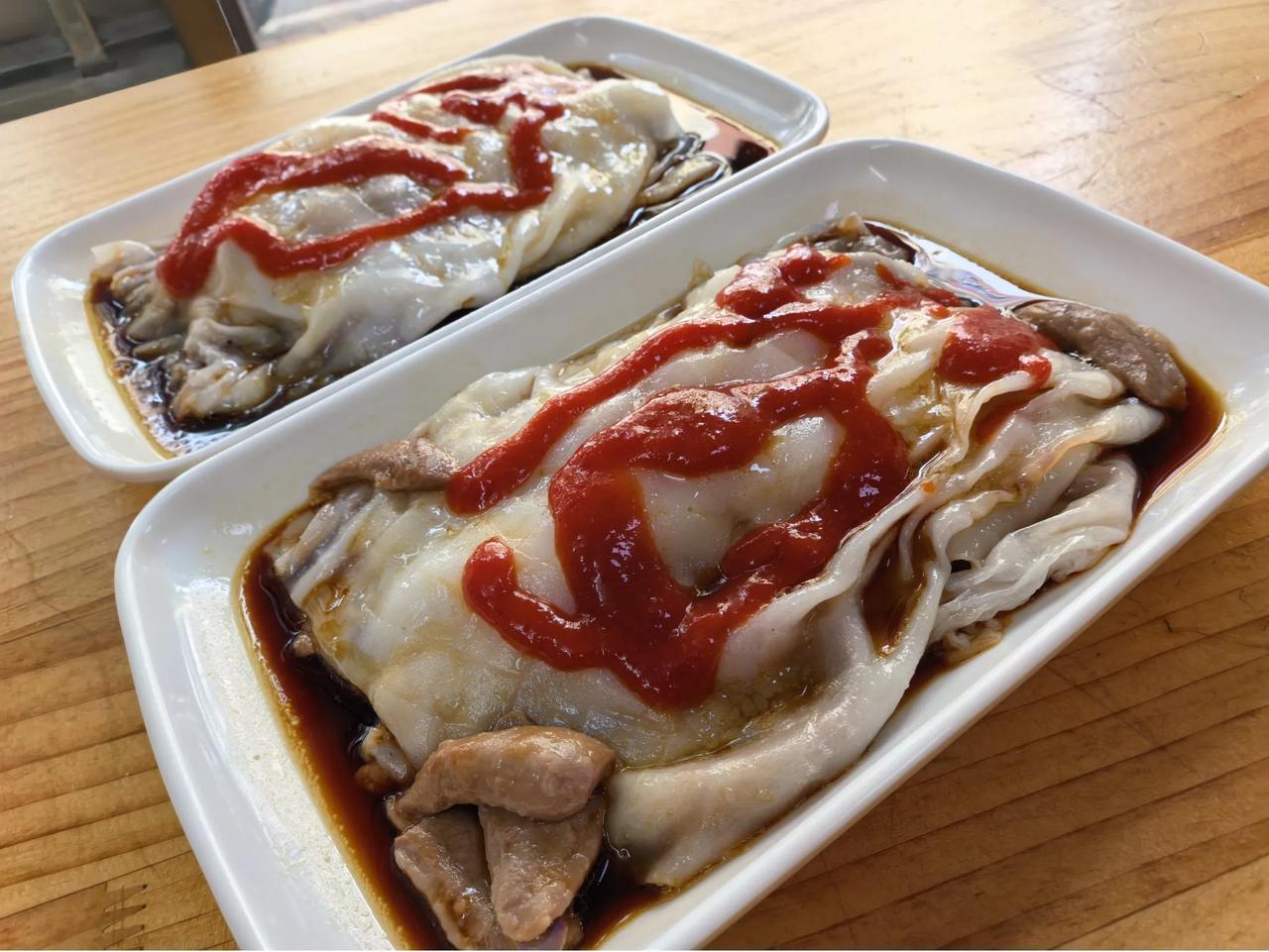 广东肠粉，堪称粤式早茶中的经典美食！它的口感爽滑无比，米香十分浓郁，再配上特制的