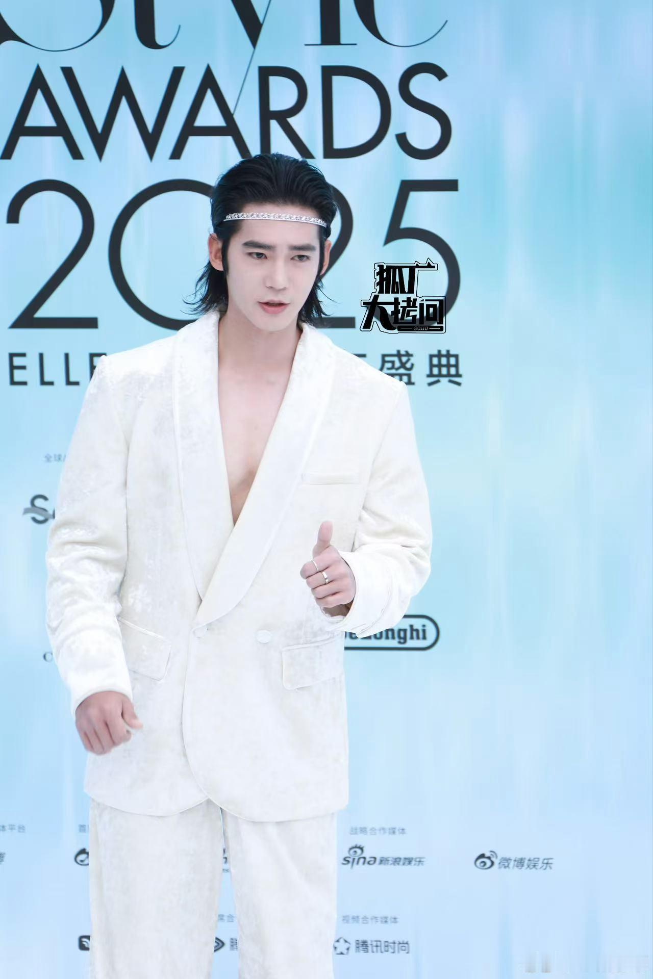 有的人穿的光鲜亮丽但总感觉脚底全是马粪​​​