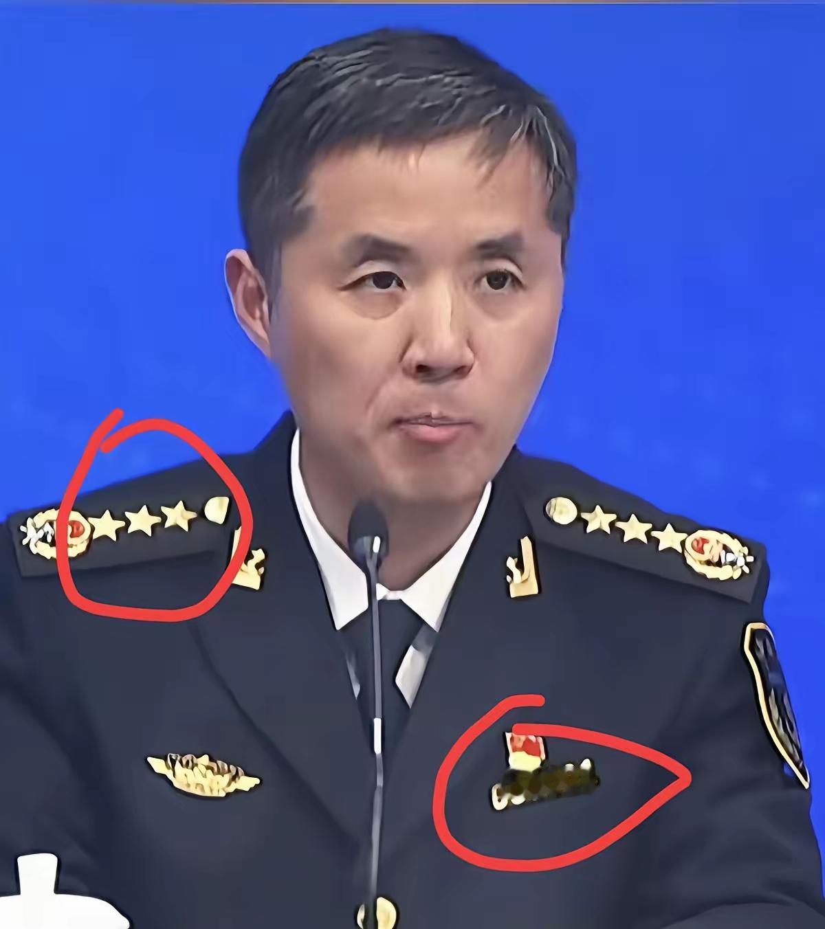 第一次见，什么行业的衣服，国徽+三颗五角星的肩章，胸前000001的编号，不知道