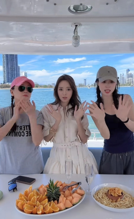 佩岑姐生日快乐啊，OMG友谊长存！期待你们仨下一次的相聚