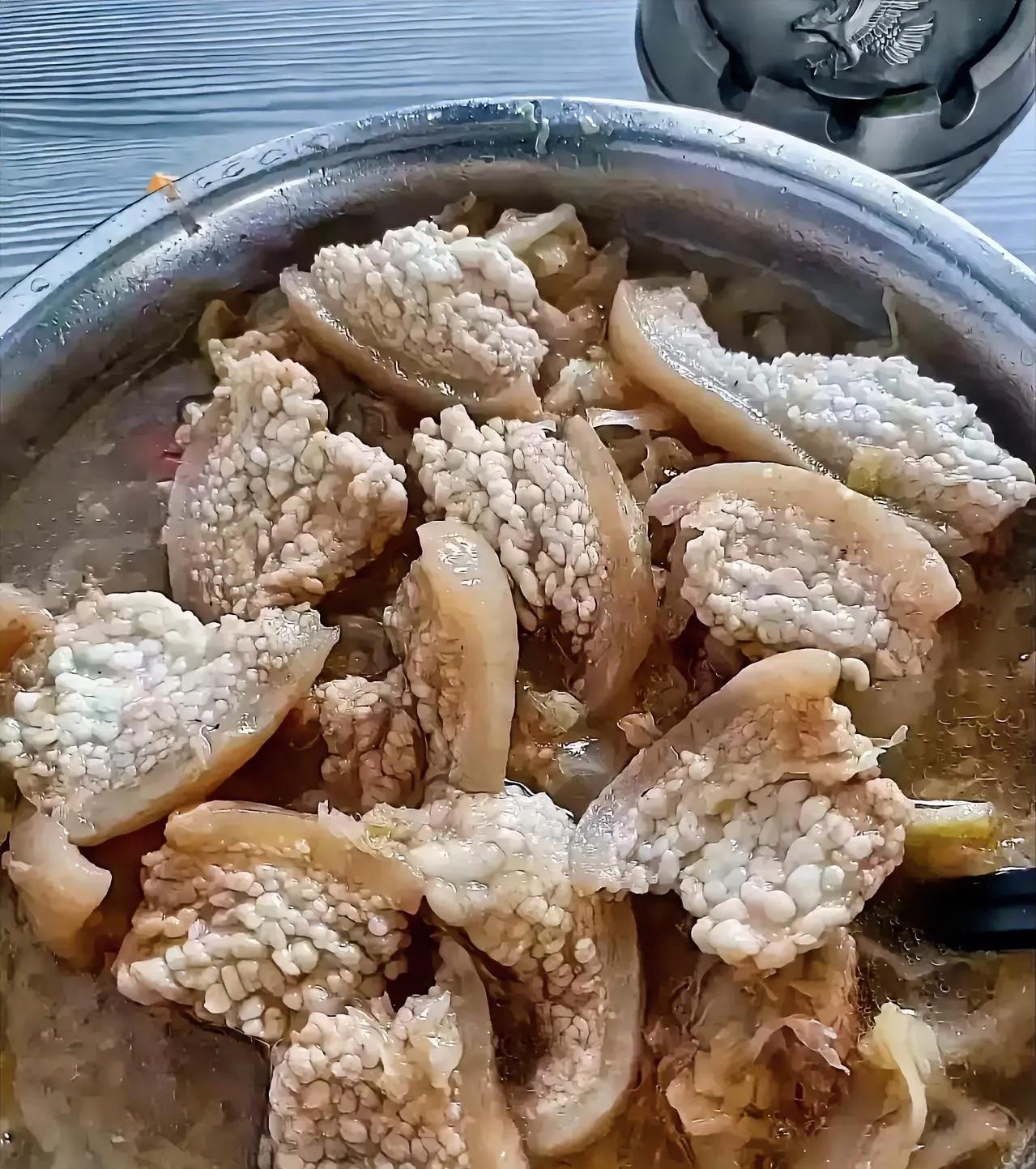 谁能告诉我这是不是淋巴肉，餐厅做的酸菜五花肉，看着都没有食欲