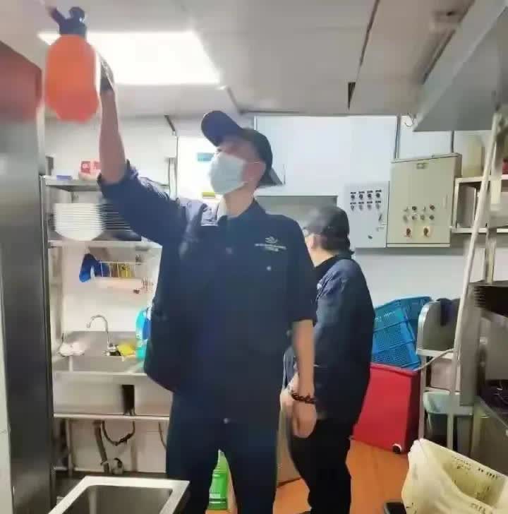 浙江杭州，一女子在某平台，联系了一灭鼠师傅，双方约定，1400元5次上门灭鼠。女