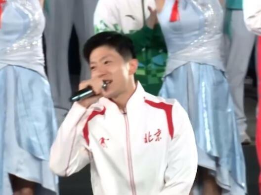 唱唱跳跳，马龙跳的挺好！马龙唱的挺开心，明明已经37岁了，还是青年小伙，两个孩