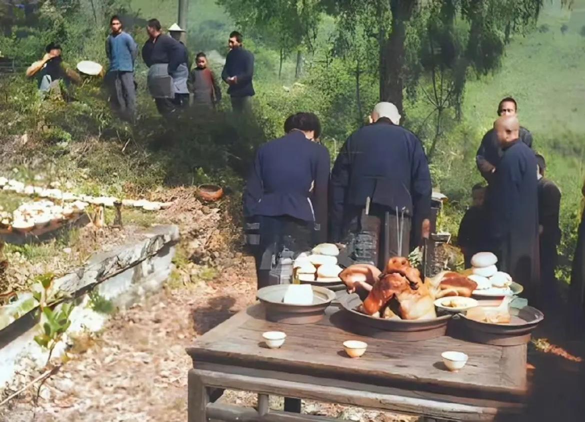 1949年4月，蒋校长与夫人在奉化溪口最后一次祭祖时的一幕，这一年祭祖的时间与往