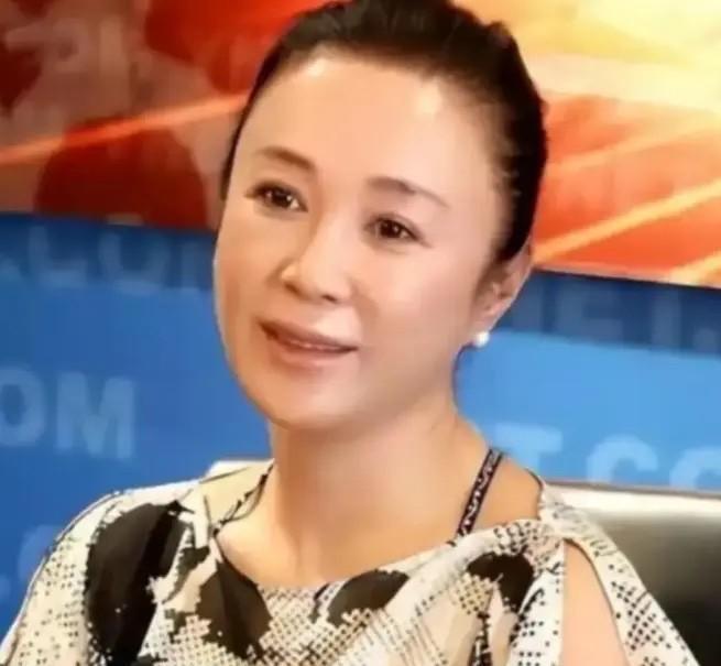 59岁的傅艺伟站在北京公墓里，亲手把儿子的骨灰盒放进墓穴，旁边站着她离异多年的前