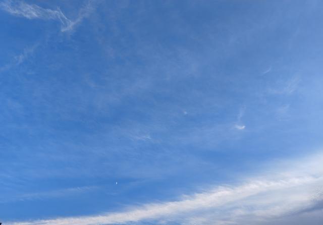 今晚天空的☁️很漂亮，可惜手机拍不出效果，可能还需要多学习一些拍照技巧一片云