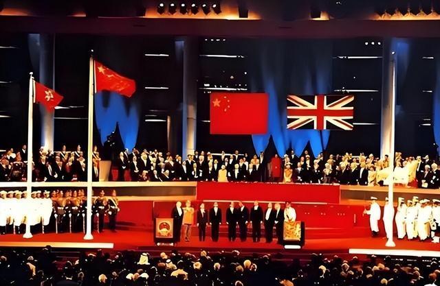 英国上将揭露：1997年香港回归真相：谁敢抗衡中国解放军？香港回归，历经2年多2