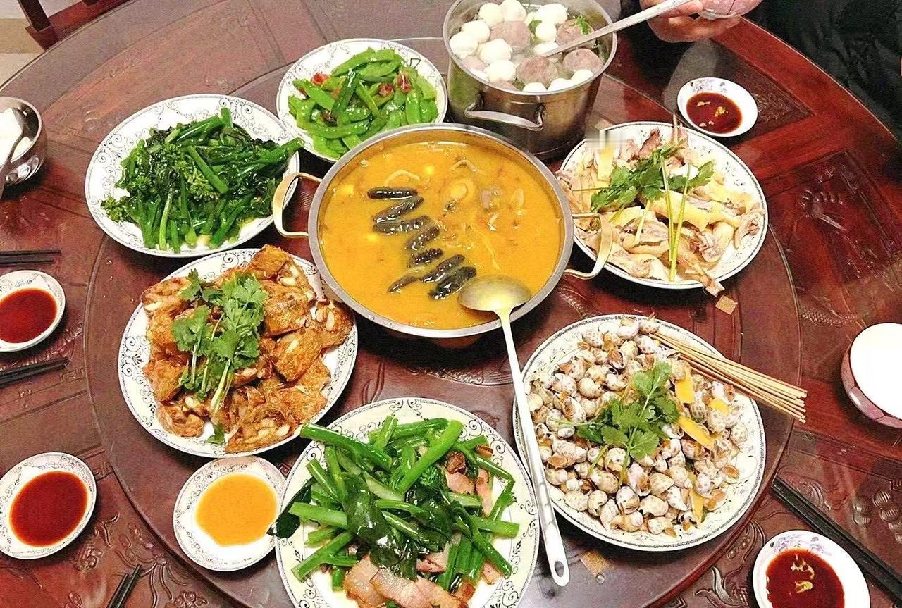 今年这顿年夜饭，吃得我心里堵得慌，一点年味儿都没有。本来一家人热热闹闹坐在一