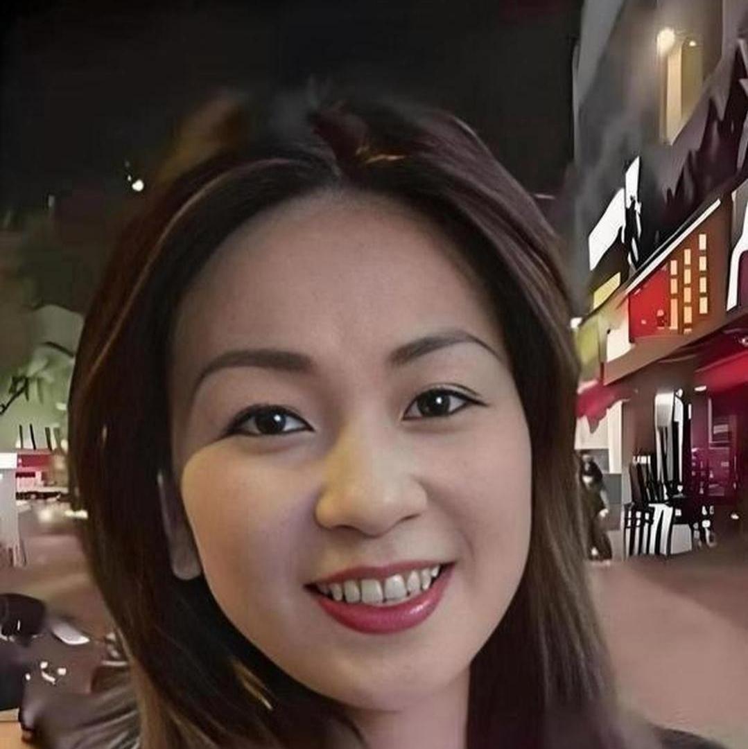丈夫洗澡时，妻子瞥见手机短信：老地方酒店303。她心里一紧，立马赶往酒店冲进