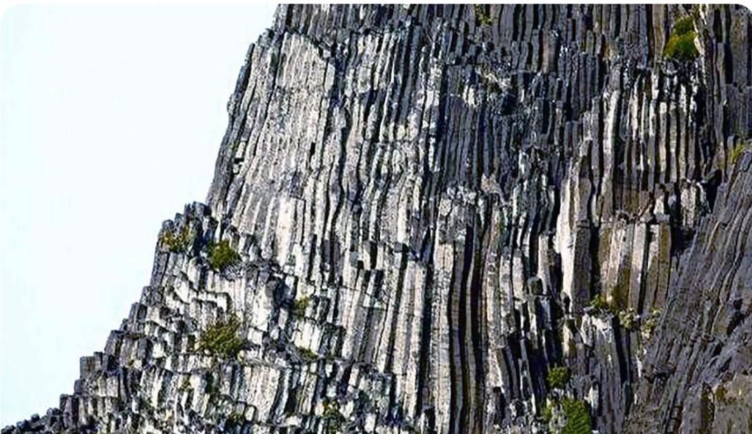 这个无人小岛的秘密，至今未解。1595年，葡萄牙海军佩德罗偶然发现一座被遗弃的小