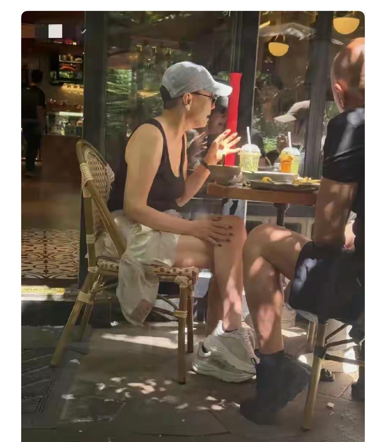 66岁宋丹丹被拍到咖啡馆一组照片，穿黑背心配短裤，气场十足！一组照片引起热议