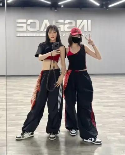雷佳音老婆带女儿跳热舞，13岁北北露脸太早熟，身材比妈妈的还好​​​