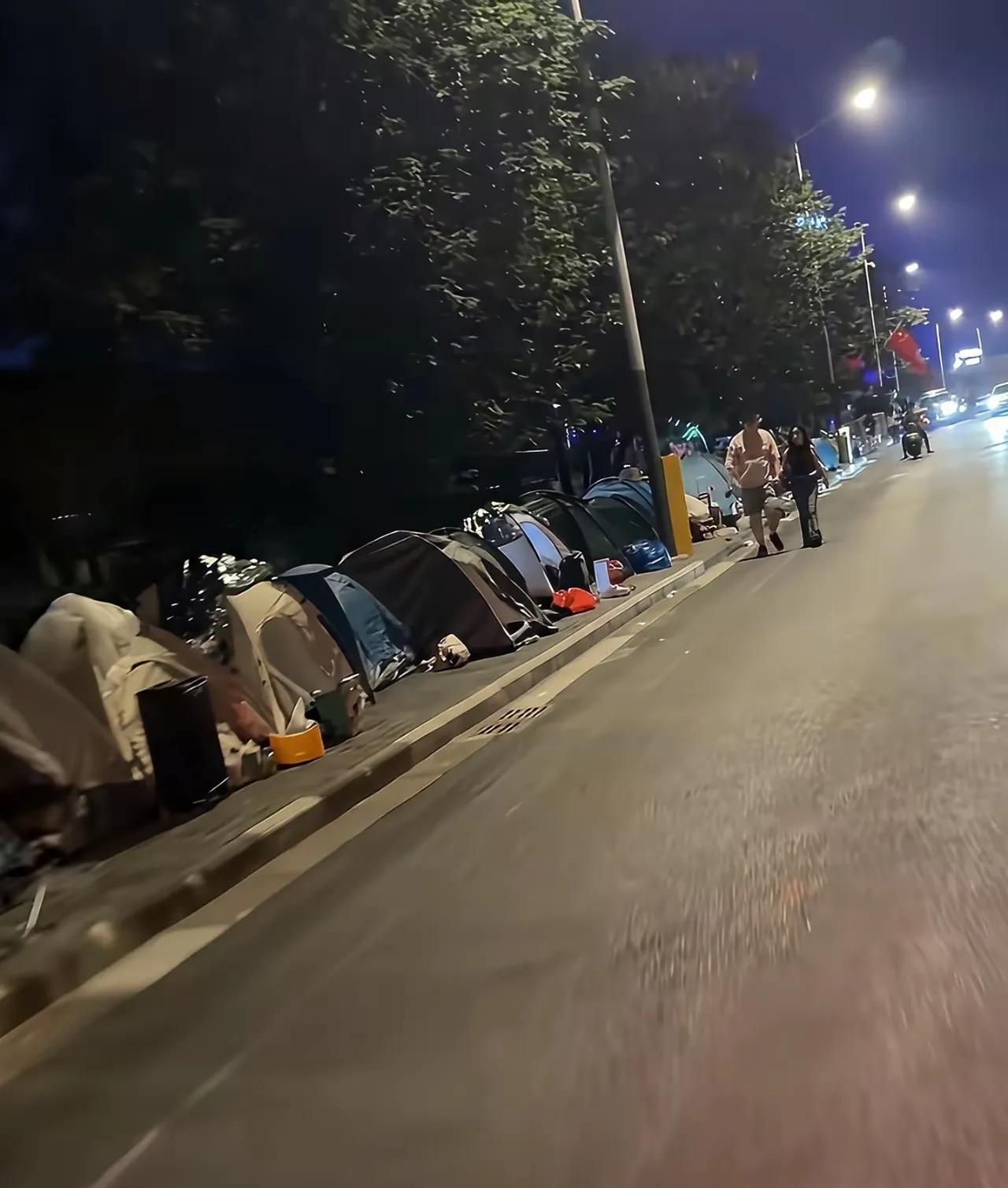 国庆出游住不起酒店，搭帐篷过夜，真是遭罪！这种人不知道怎么想的，国庆出去玩，住