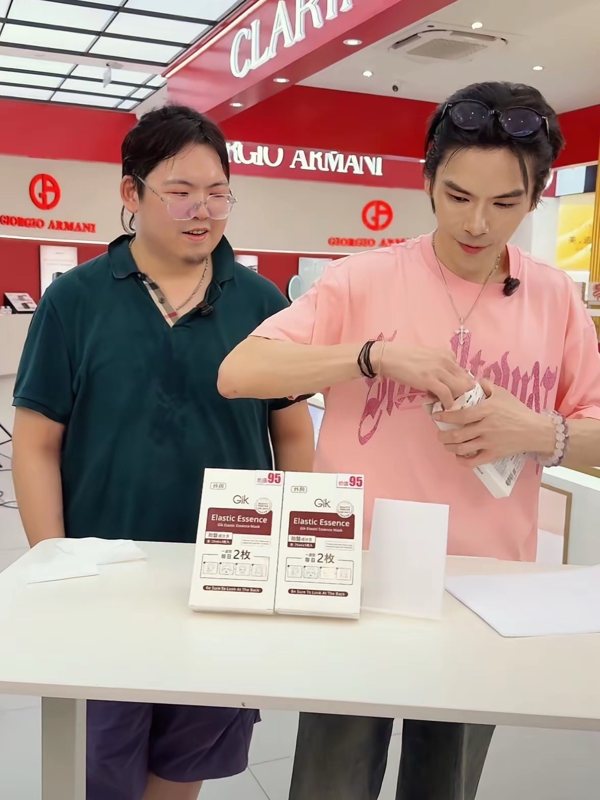 向佑和向佐感情很好。人有点腼腆，穿着普通，人站在那，什么也没说，人数涨到十万。满