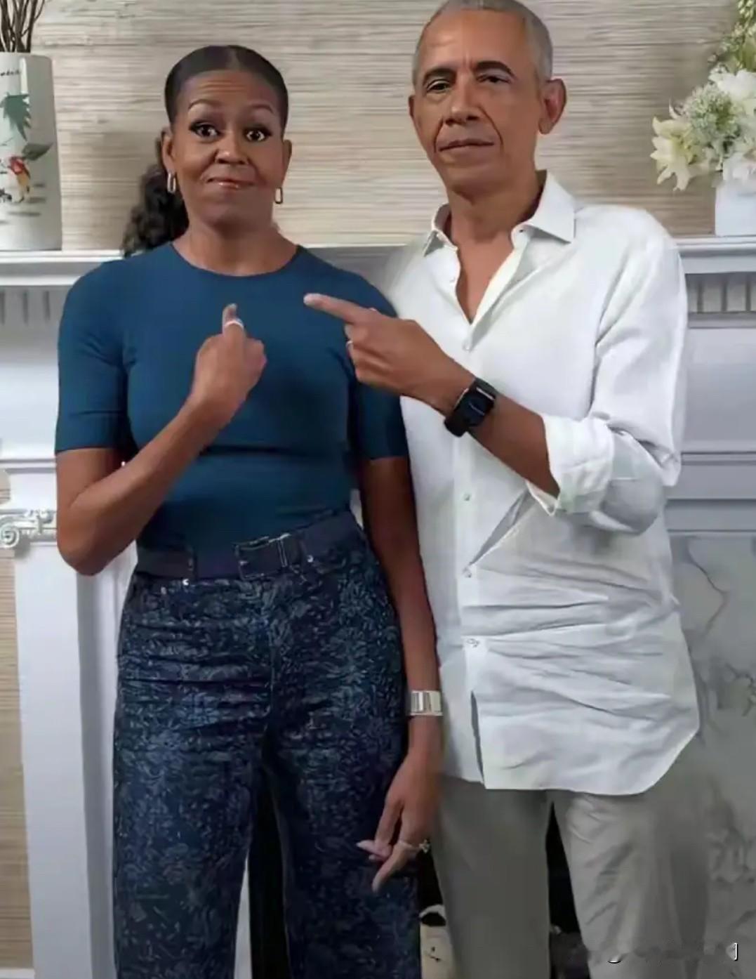 这是前美国总统奥巴马与夫人米歇尔两人在家中十分罕见的互动搞怪的合影。两人互相用