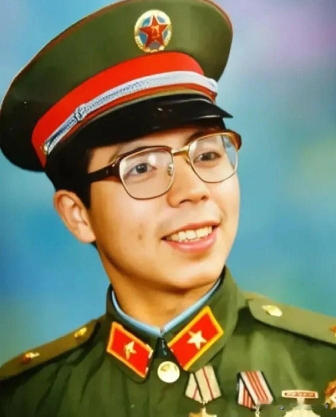 1984年，老山战役中，孤胆英雄陈洪远摔落山崖和部队失去了联系，不料竟发现了敌人