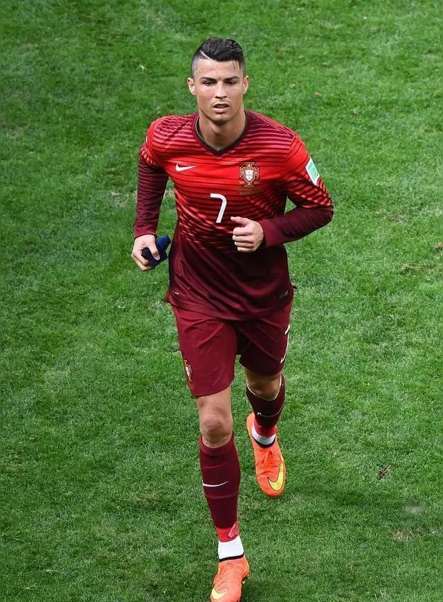 刷到一句话：C罗这辈子最引以为傲的事情就是，曾经有机会和球王梅西相提并论。一句话